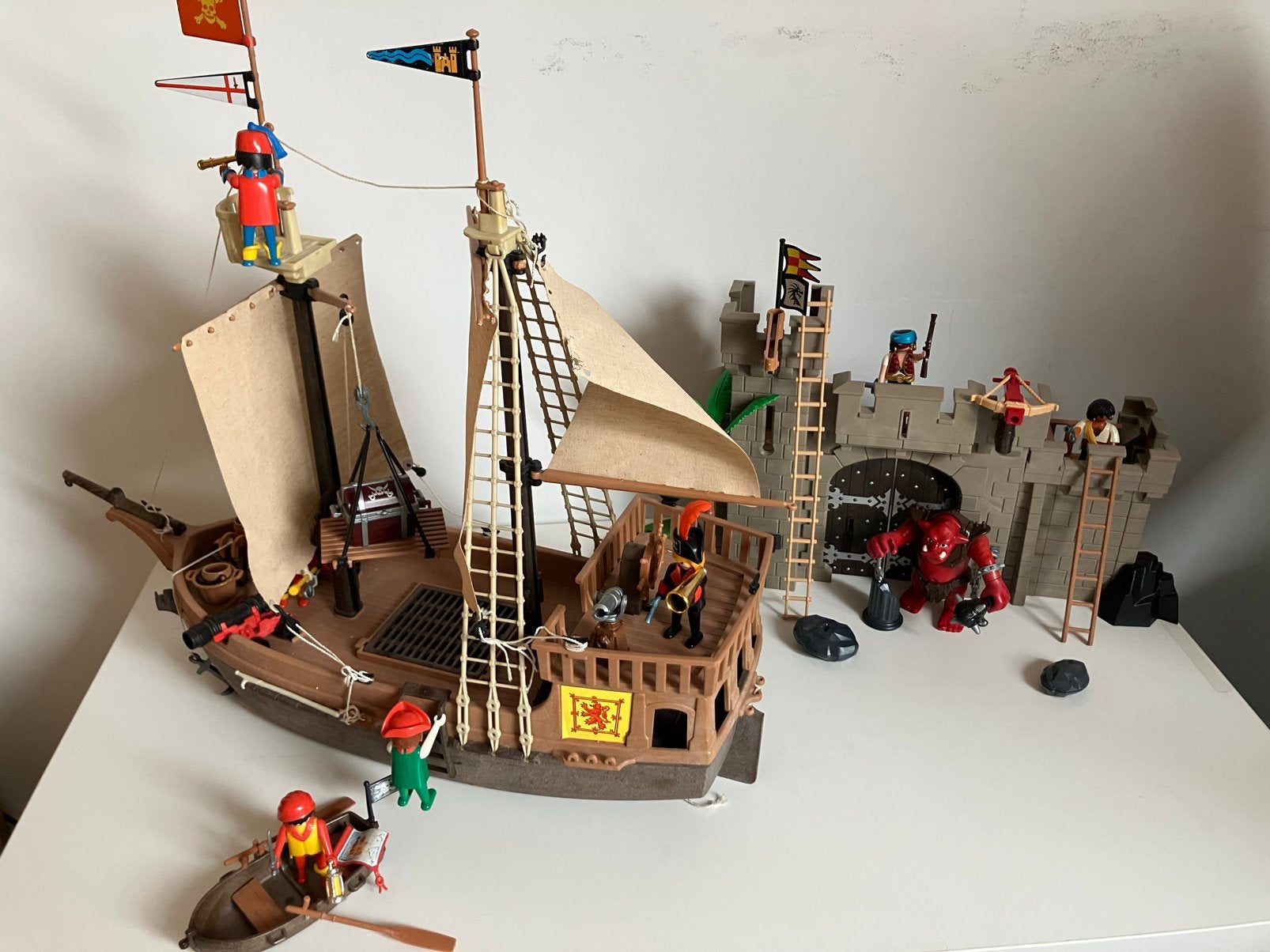 Playmobil vintage piratenboot jaren 80 met kasteel, Kinderen en Baby's, Speelgoed | Playmobil, Ophalen, Gebruikt, Complete set