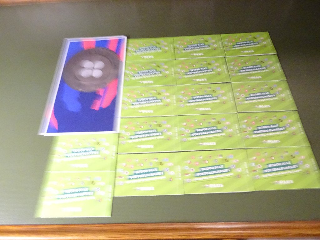 17 ongeopende plus voetbalplaatjes + xxl sticker  € 5,00, Plus, Ophalen of Verzenden