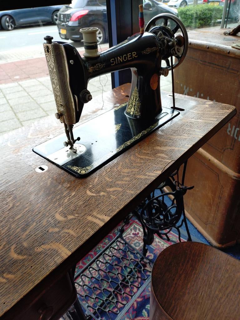 Antieke Singer Naaimachine met Houten Tafel, Ophalen