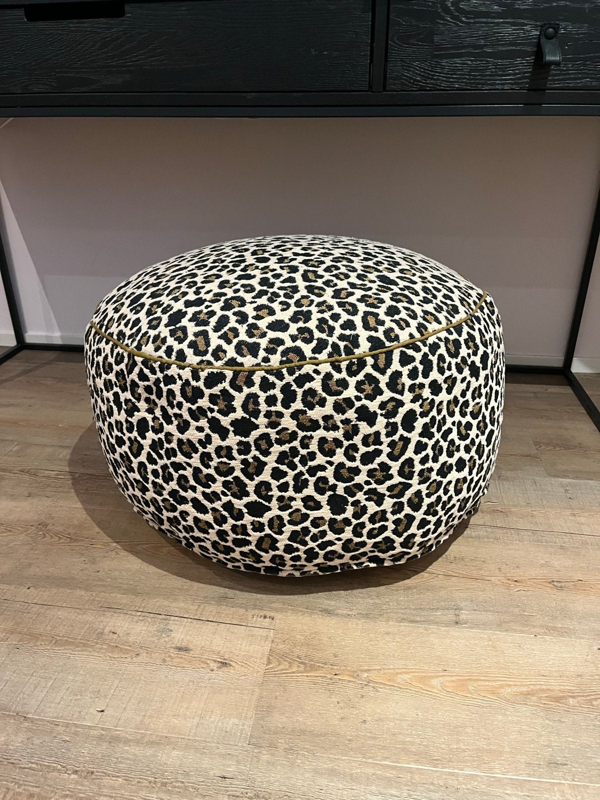 Sissy boy Leopard Poef, Huis en Inrichting, Banken | Voetenbanken en Poefen, Zo goed als nieuw, 50 tot 75 cm, Rond, Stof, Ophalen