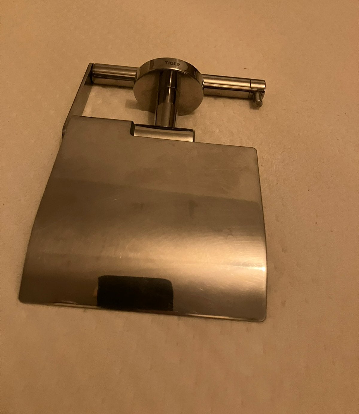 Tiger Boston toiletrolhouder met klep rvs, Ophalen of Verzenden, Zo goed als nieuw, Overige kleuren