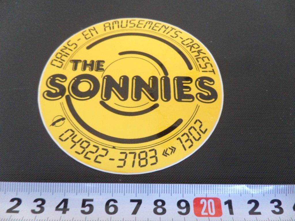 sticker boekel dans- en amusements-orkest THE SONNIES geel, Verzamelen, Stickers, Ophalen, Zo goed als nieuw