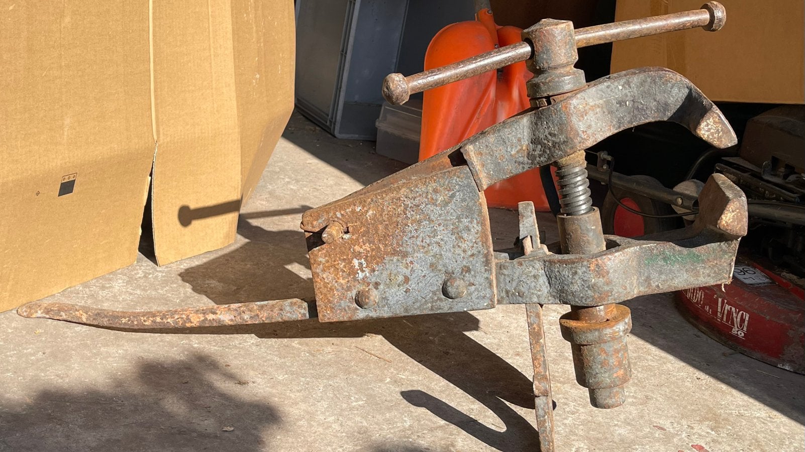 Antieke staartbankschroef / smidsbankschroef, Doe-het-zelf en Verbouw, Gereedschap | Handgereedschap, Ophalen, Gebruikt, Bankschroef