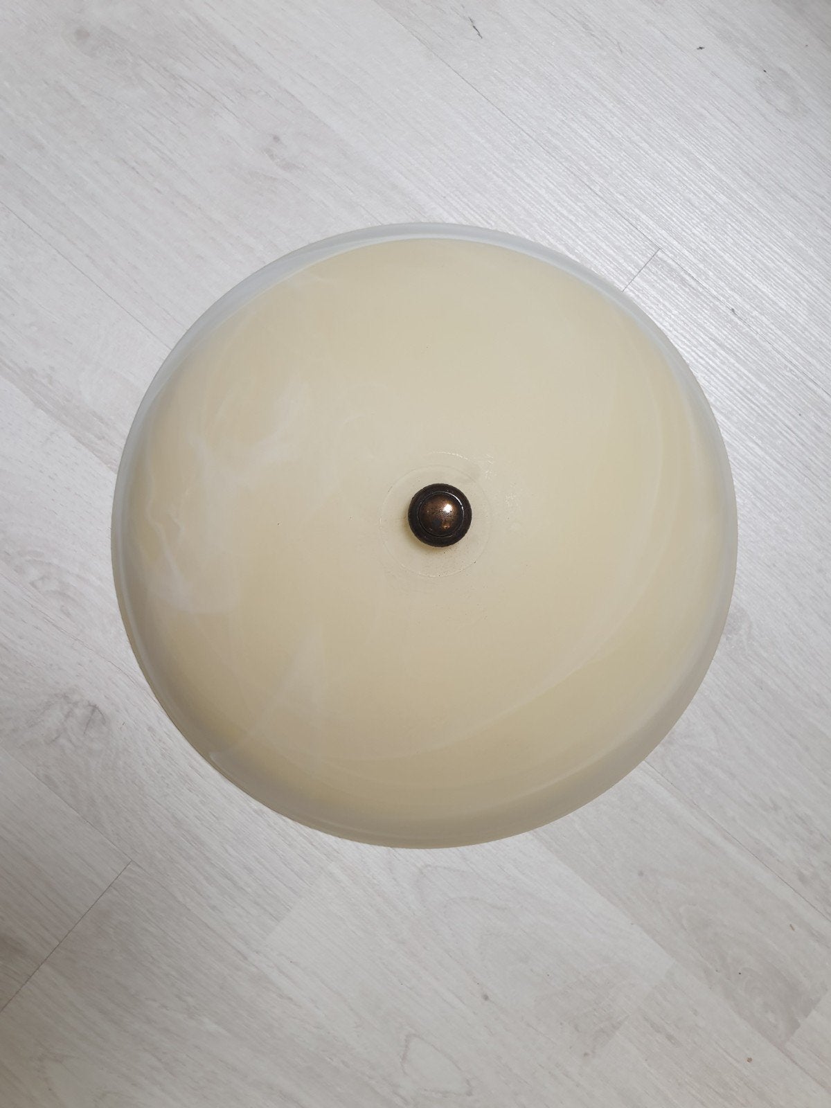 Plafondlamp - Melkglas met bronzen detail, Overige merken, Gebruikt, Beige, Ophalen of Verzenden