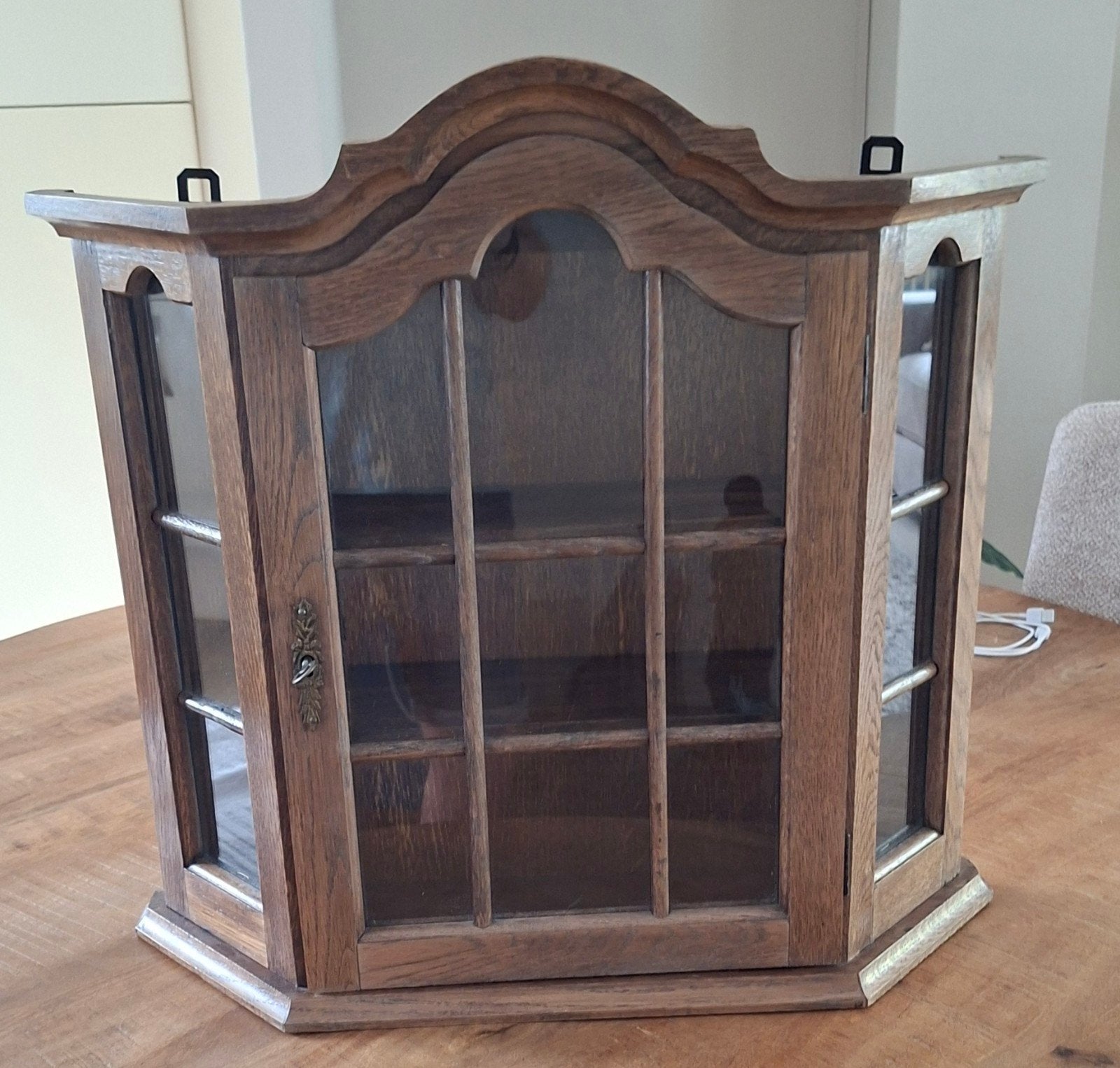 Te koop eikenhouten vitrinekastje, Ophalen