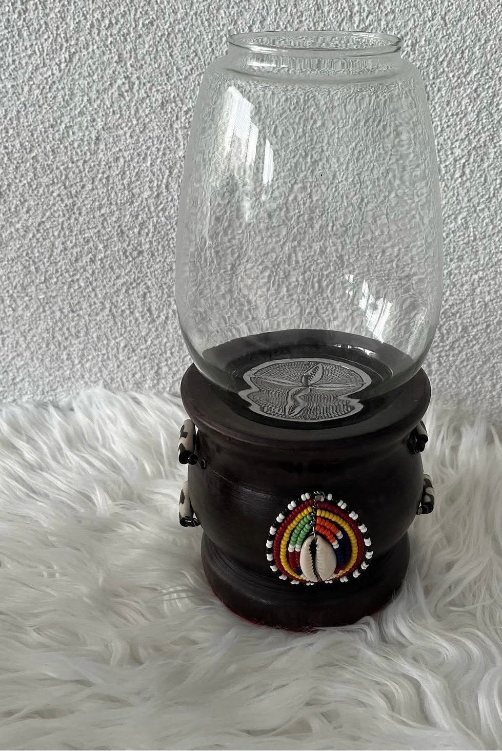 Keniaanse kaarsenhouder met houten voet en schelpen, Hout, Gebruikt, Ophalen of Verzenden, Oosters