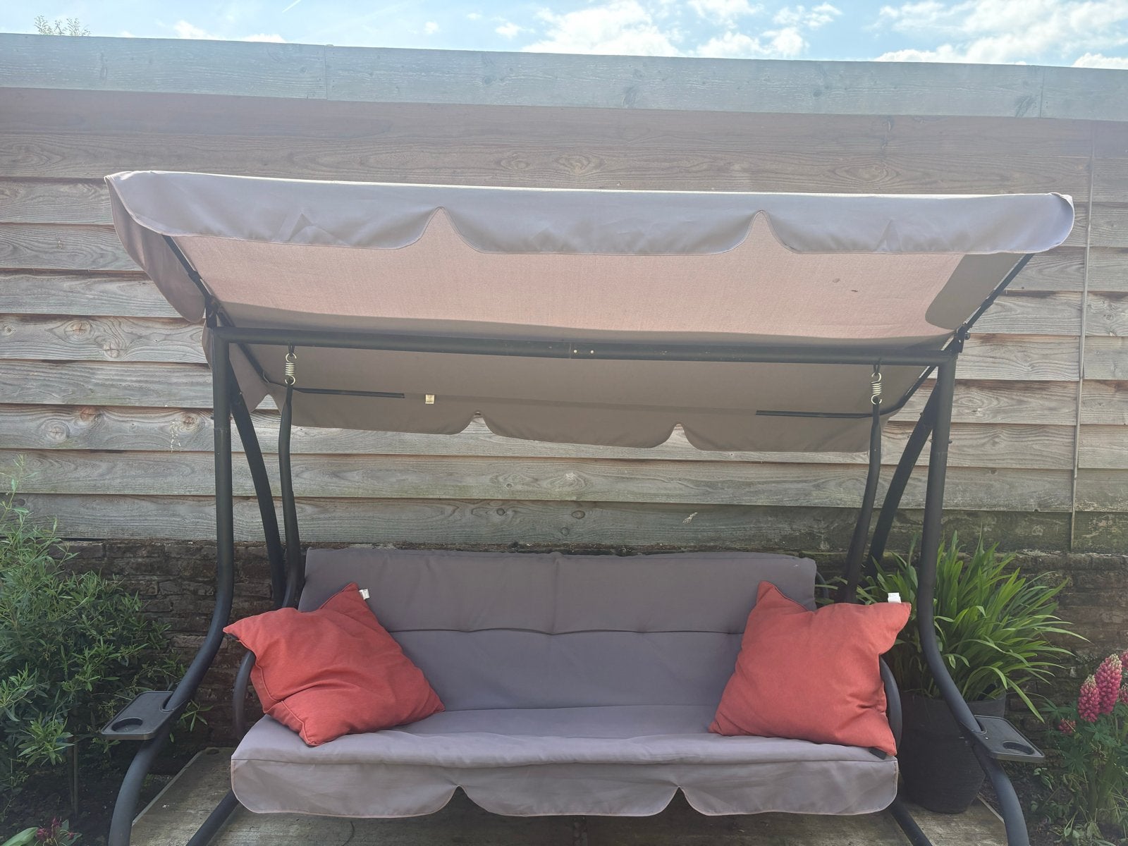 Grijze schommelbank met metalen frame - 2 jaar oud, Tuin en Terras, Tuinbanken, Ophalen, Gebruikt, Metaal, Schommelbank