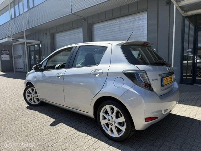 Toyota Yaris 1.5 Full Hybrid Dynamic pano keylesgo halfleer, Auto's, Euro 5, Gebruikt, 4 cilinders, 1070 kg