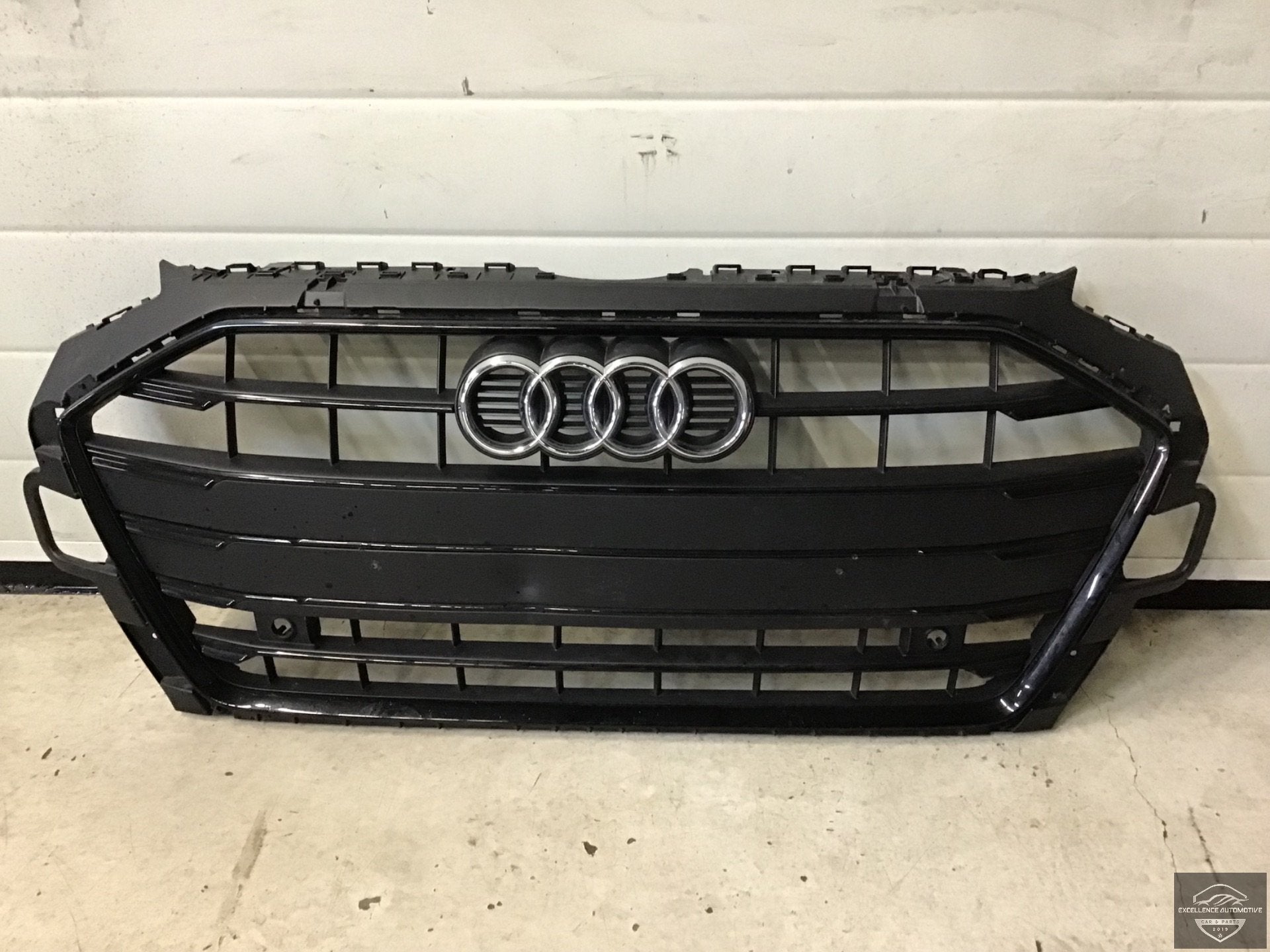 Audi A4 8W B9 Facelift S-Line Grille Grill 8W0853651DH Origi, Auto-onderdelen, Gebruikt, AUDI AG, Auto-Union-Strasse 1
85045  Ingolstadt, DE