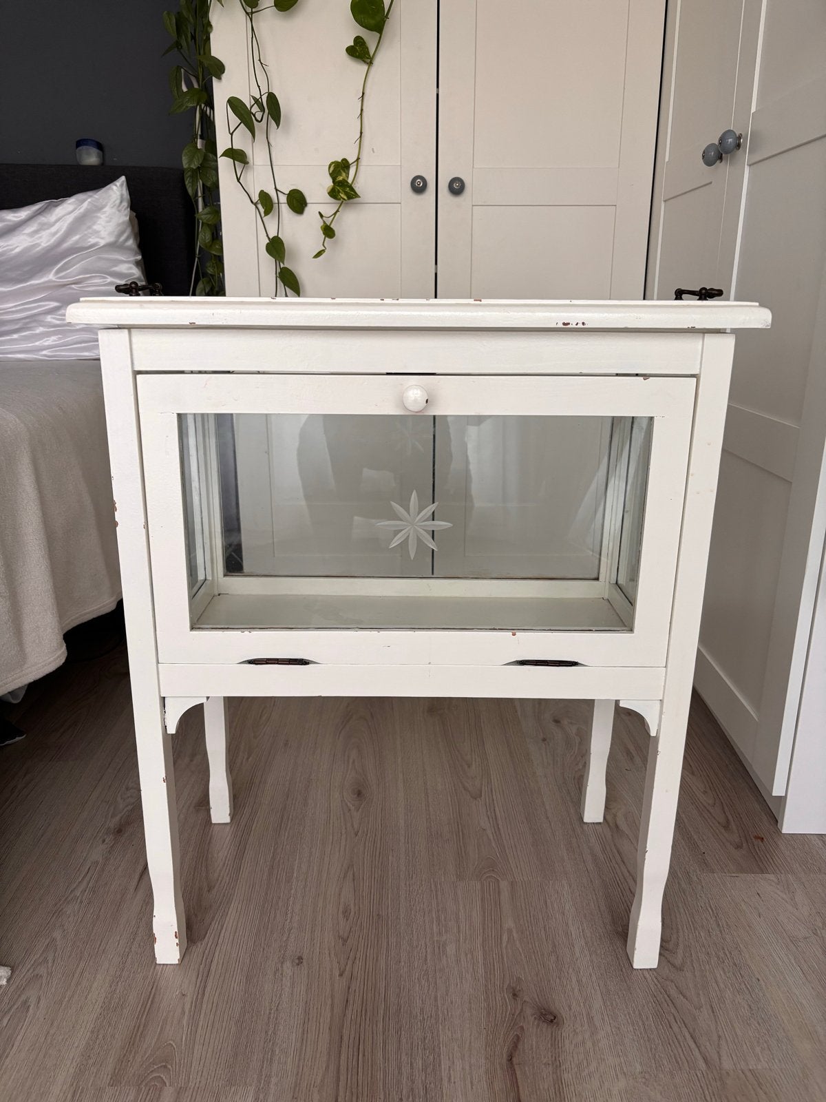 Vintage wit bijzettafeltje met glazen vitrine, Ophalen