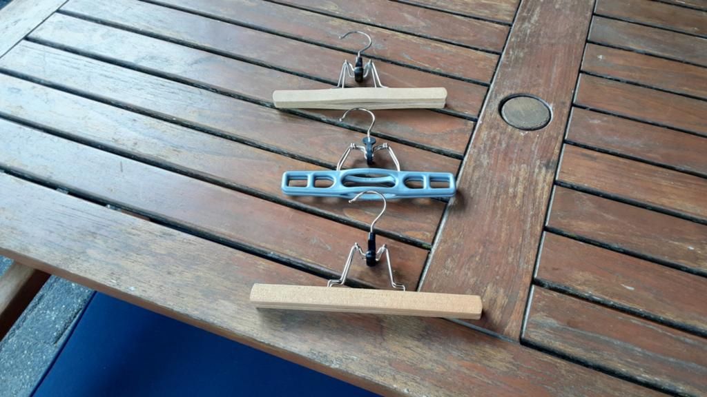3 broek kleerhangers, Ophalen of Verzenden, Gebruikt, Hout, Volwassenen