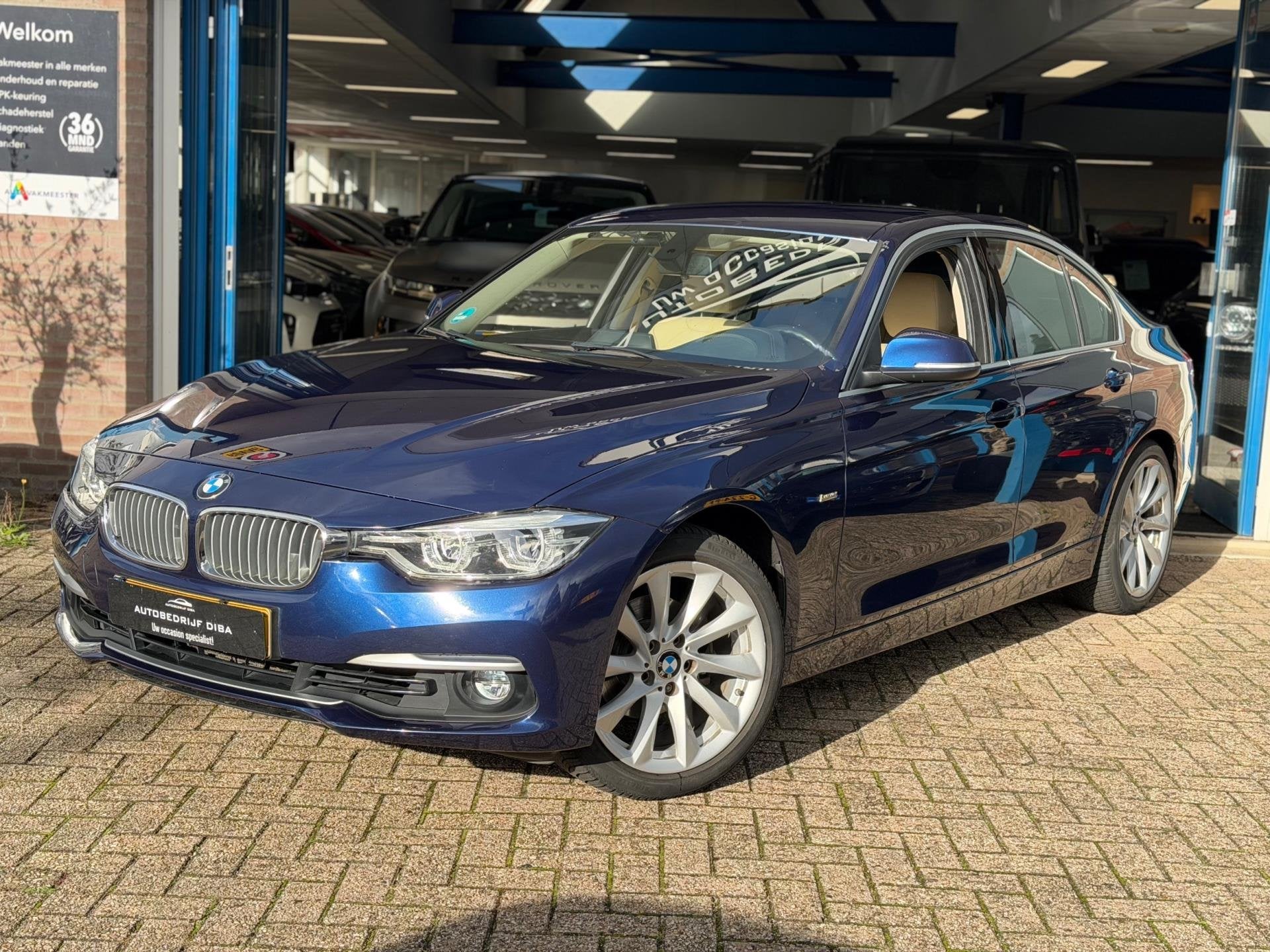 BMW 3-serie 320i Luxury Edition Individual 2018 NAVI LEDER!, Automaat, 1998 cc, Achterwielaandrijving, 4 cilinders