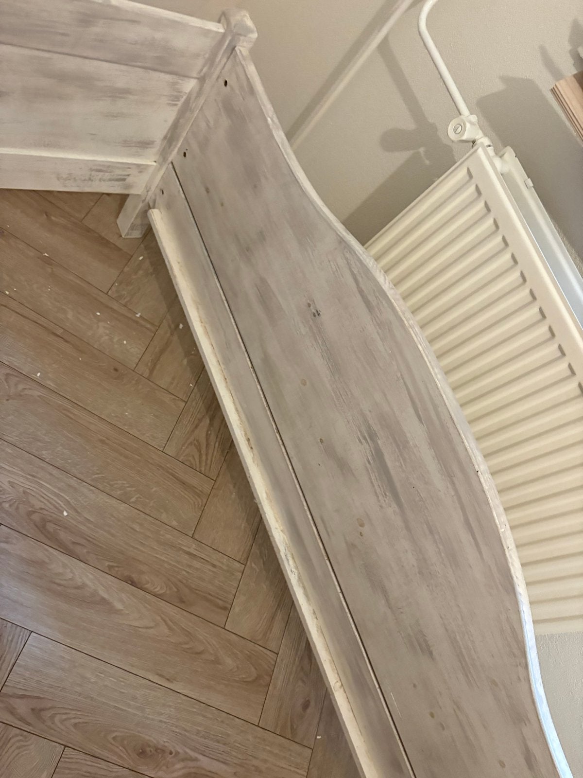 Gratis Robuust houten peuterbed met lattenbodem en matras, Ophalen, Gebruikt, Eenpersoons, Wit