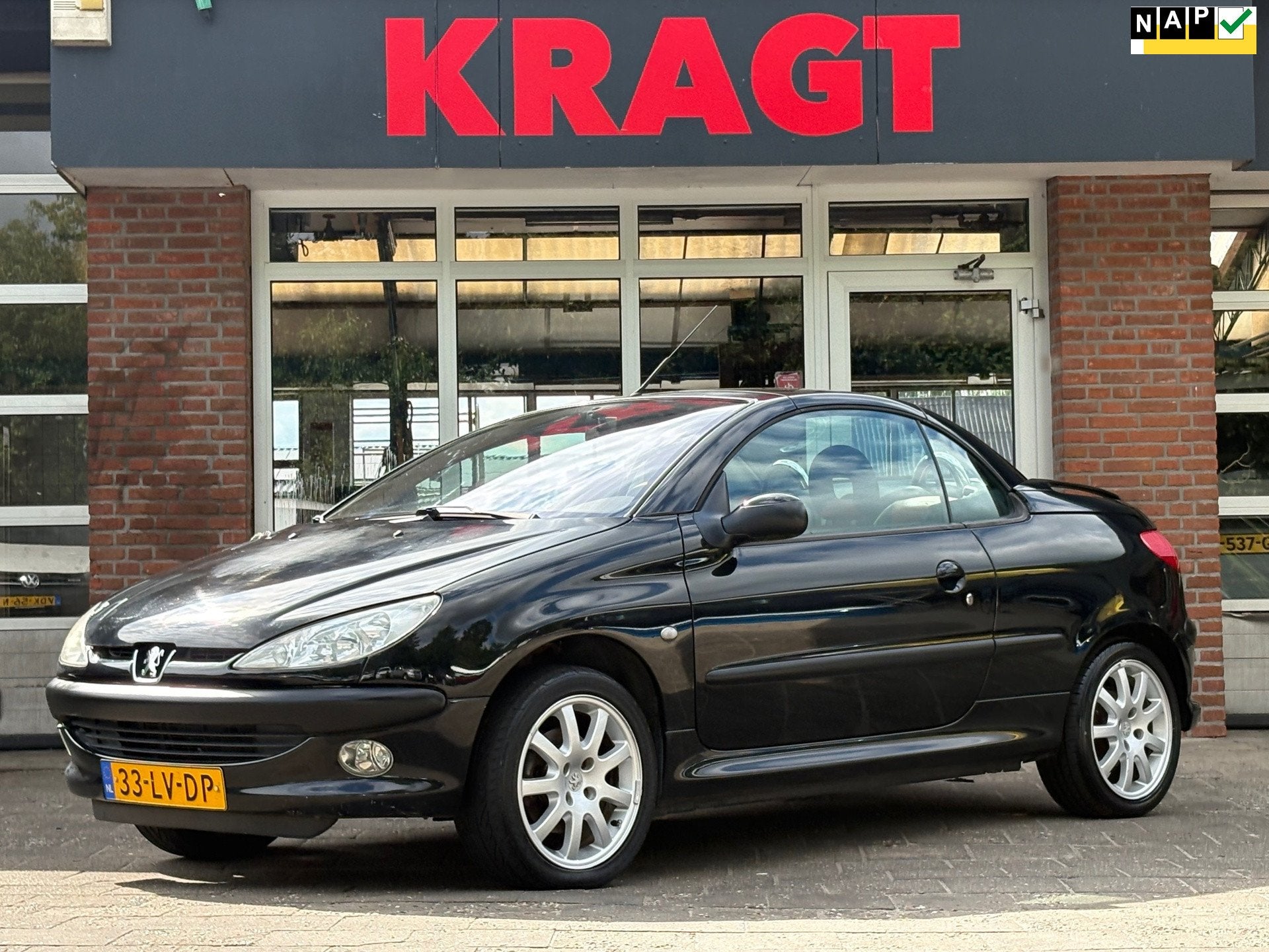Peugeot 206 CC 1.6-16V / abrio / airco, Voorwielaandrijving, Gebruikt, Zwart, 4 cilinders