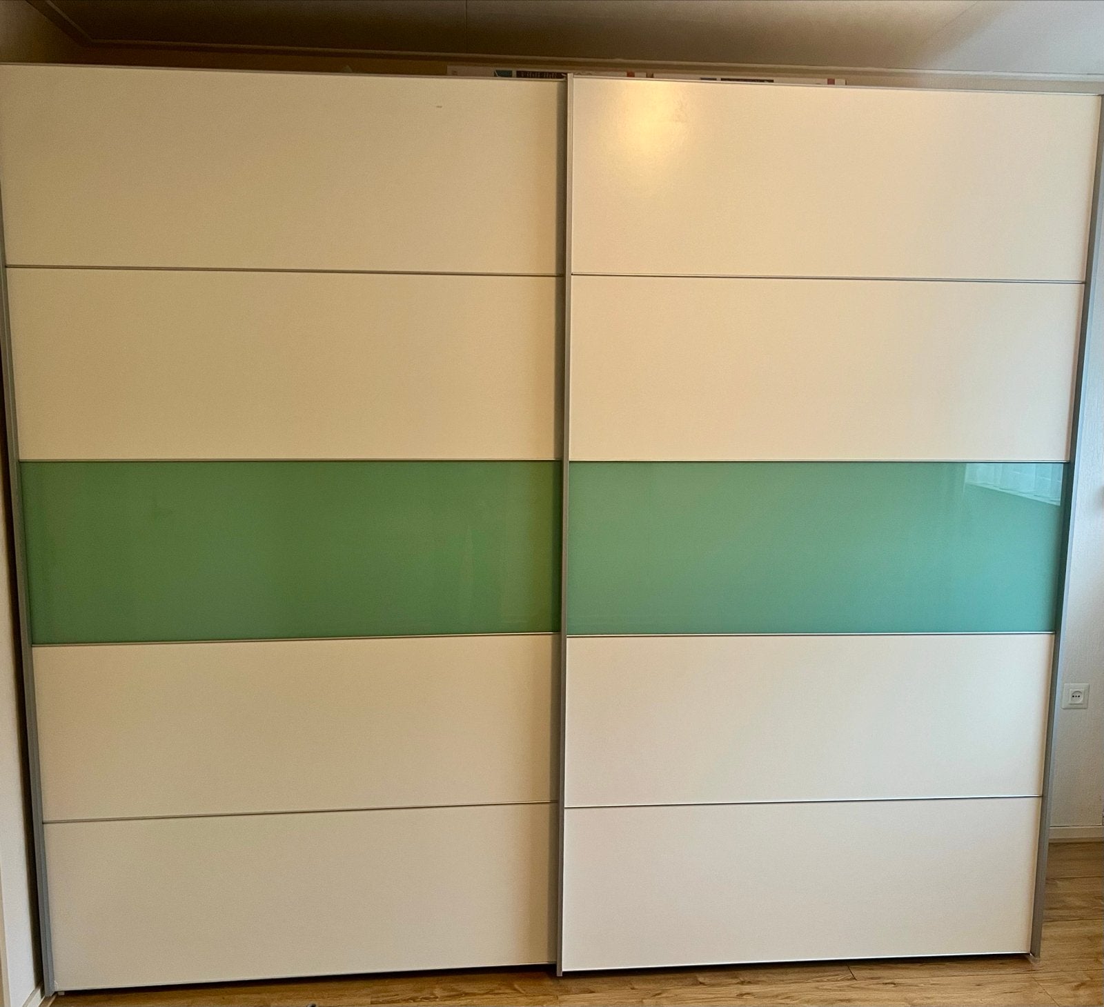 Grote kledingkast met schuifdeuren en glazen accenten, Ophalen, Met plank(en), Gebruikt, 200 cm of meer