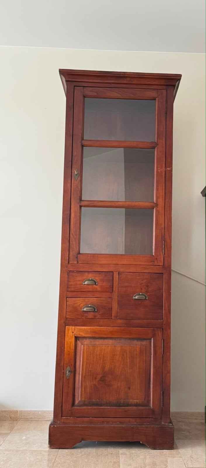 Berken houten vitrinekast met lades en deuren, Ophalen, Minder dan 50 cm, Gebruikt, Met lade(s)