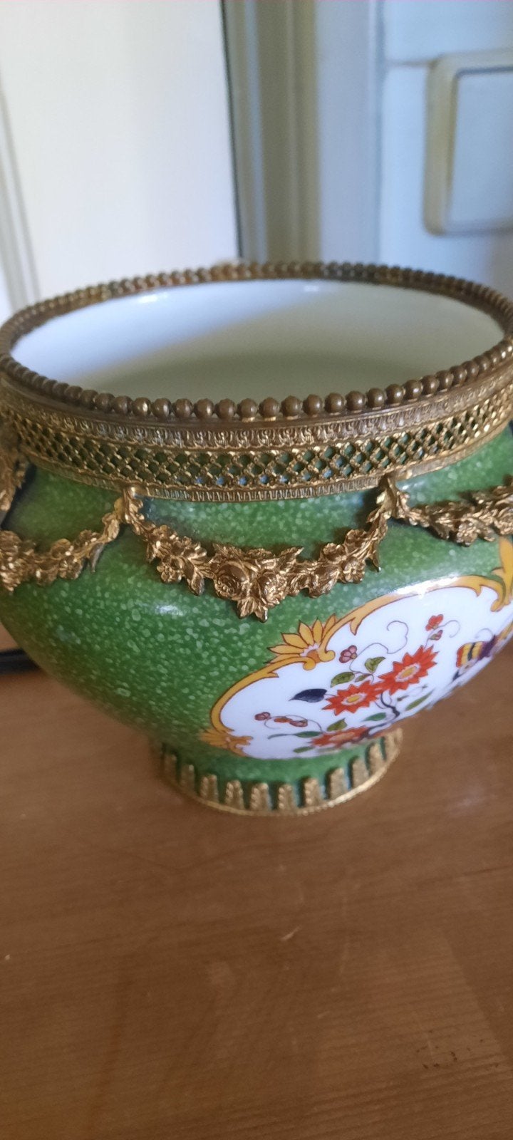 Antieke vaas met bronzen montuur en bloemdecoratie, Ophalen of Verzenden