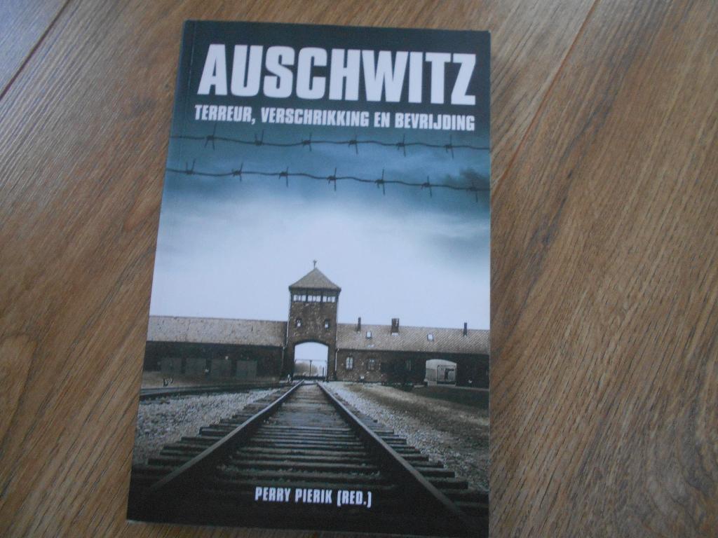 Perry Pierik Auschwitz Terreur, verschrikking en bevrijding, Boeken, Ophalen of Verzenden, Tweede Wereldoorlog, Zo goed als nieuw