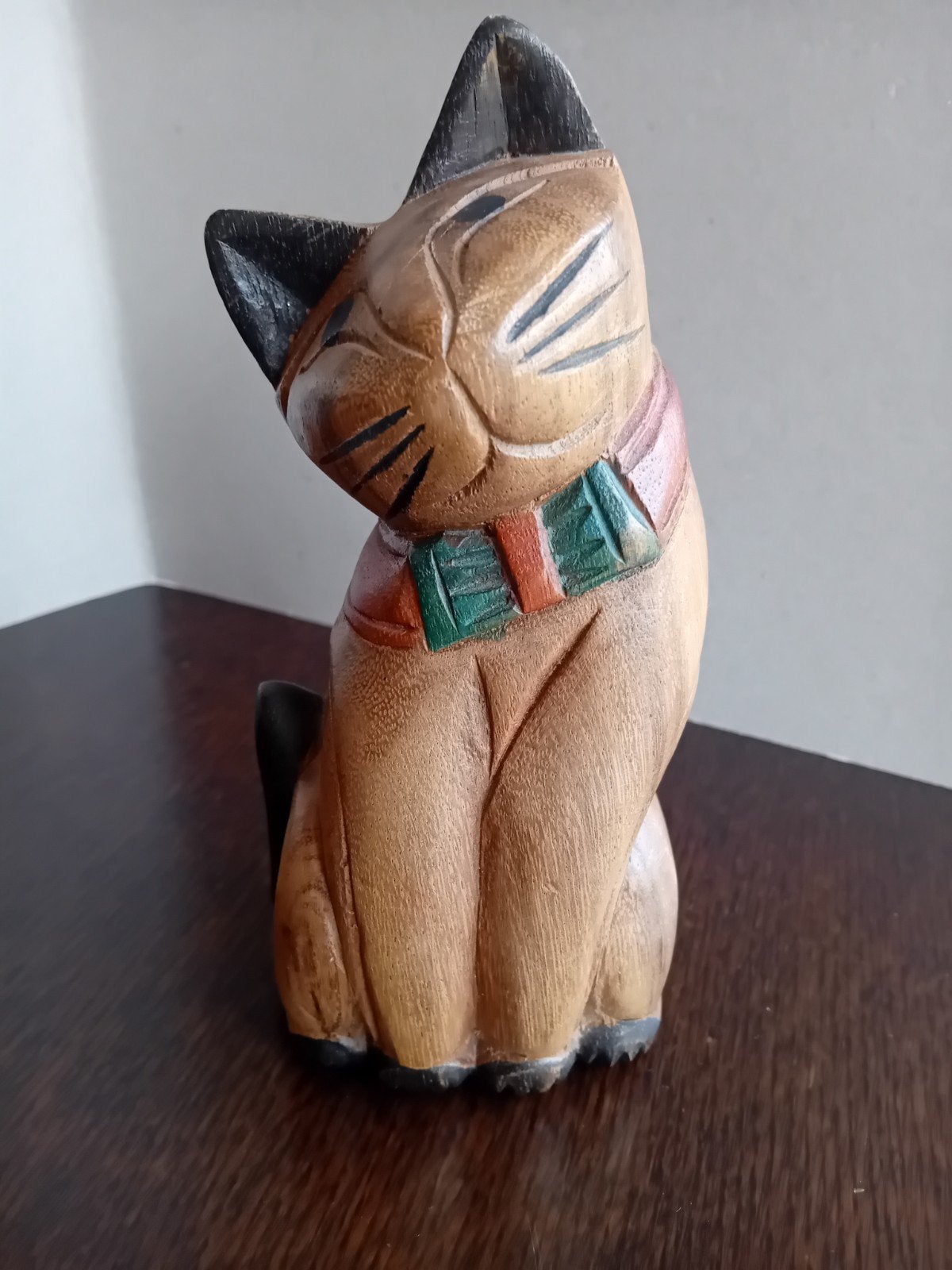 Houten kat beeldje met sjaal - Handgemaakt decoratie, Minder dan 20 cm, Handgemaakt, Ophalen of Verzenden, Zoogdier