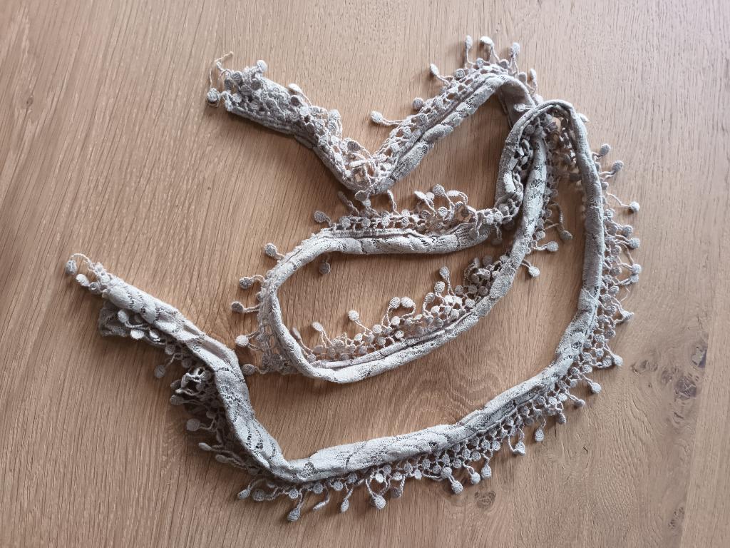 Beige kanten dunne sjaal shawl kant versiering 140 cm, Ophalen of Verzenden, Gedragen, Sjaal