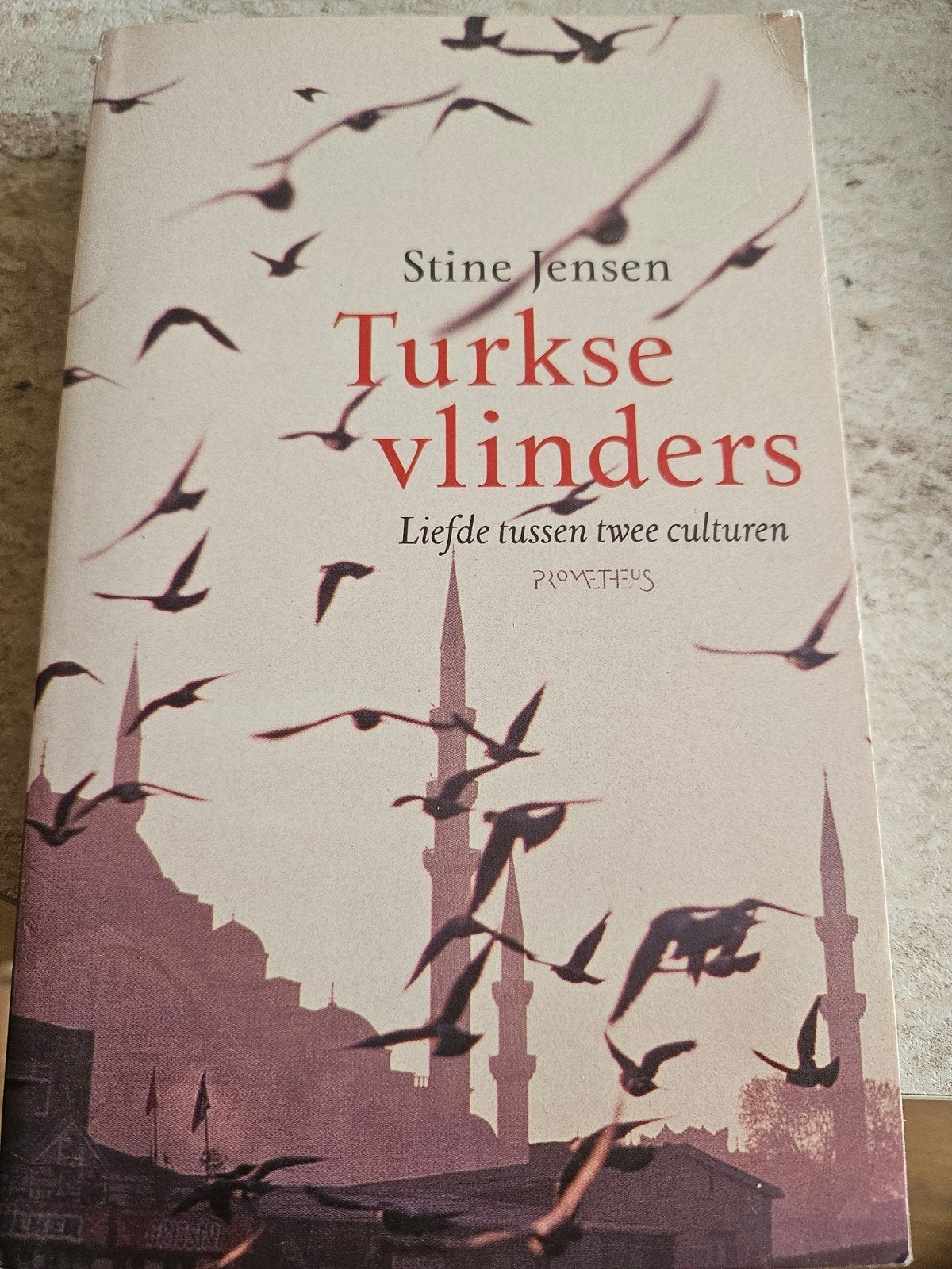 Turkse vlinders - Liefde tussen twee culturen - Stine Jensen, Boeken, Ophalen of Verzenden, Gelezen, Stine Jensen, Nederland
