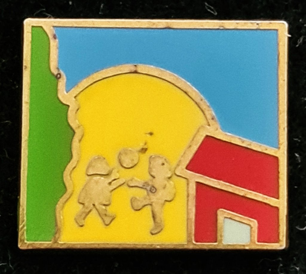 Voetballende kinderen pin- emaille, Verzamelen, Speldjes, Pins en Buttons, Verzenden, Nieuw, Sport, Speldje of Pin