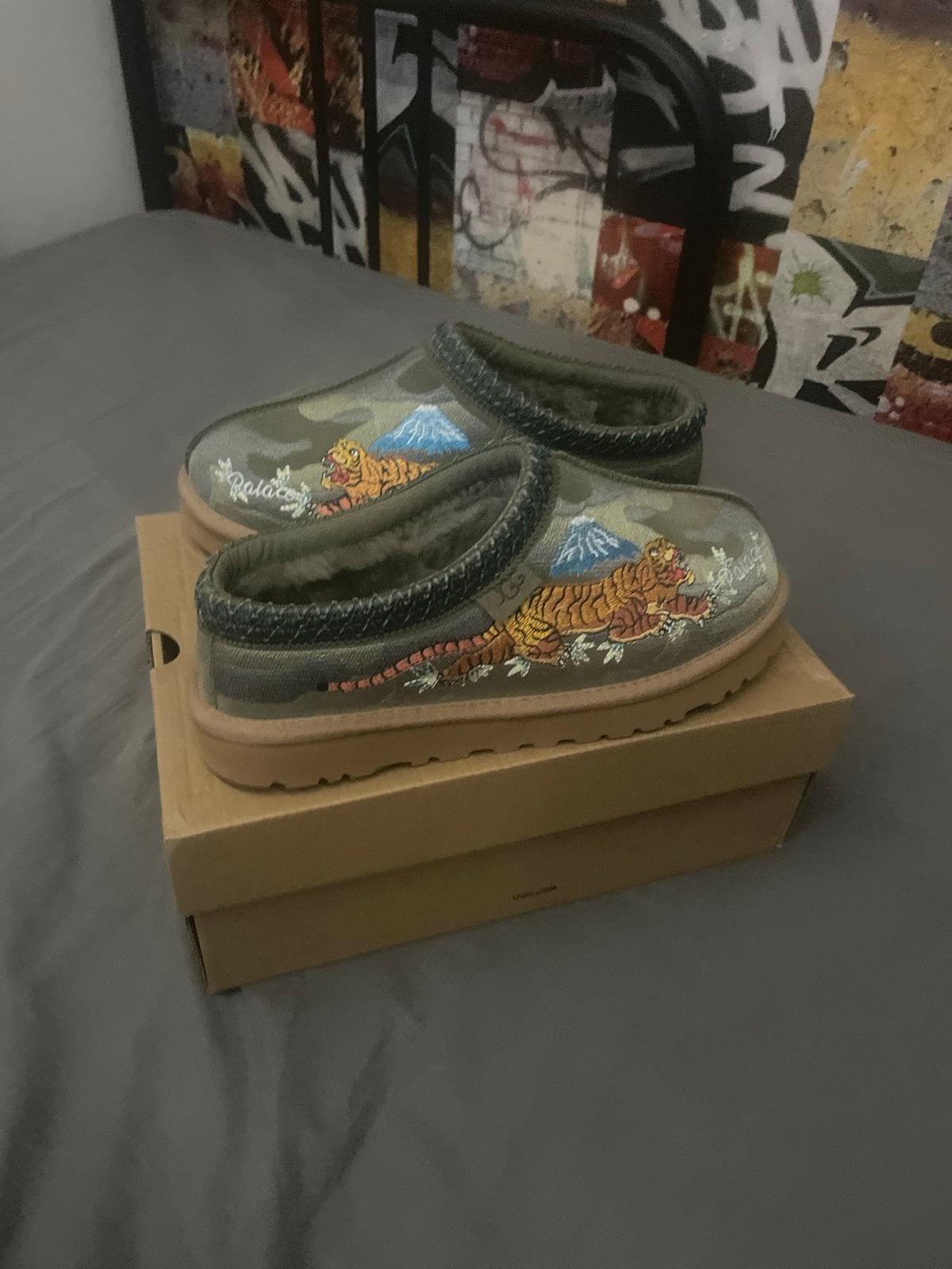 Uggs x Palace Collab Sloffen - Maat 44 -, Verzenden, Nieuw, Overige kleuren, Pantoffels of Sloffen