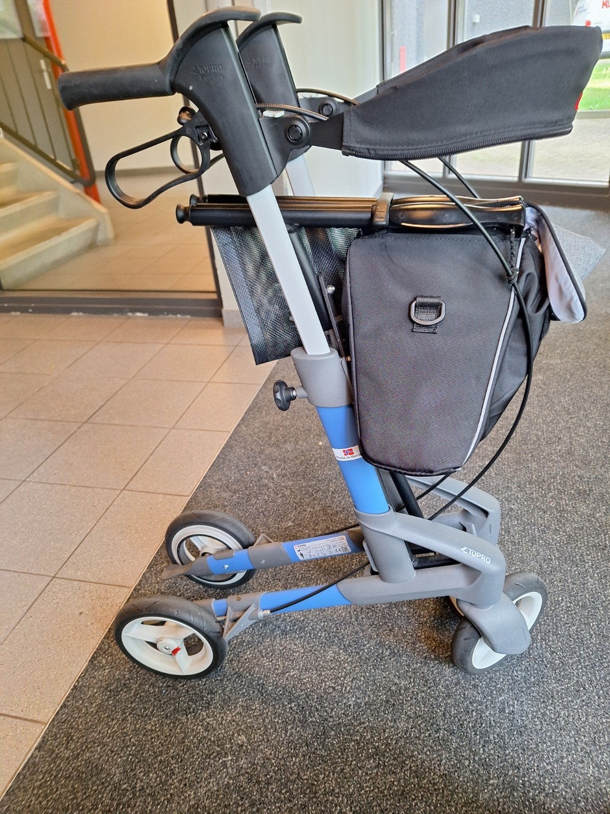 Foto 15 van Rollator lichtgewicht aluminium lees beschrijving nieuwstaat