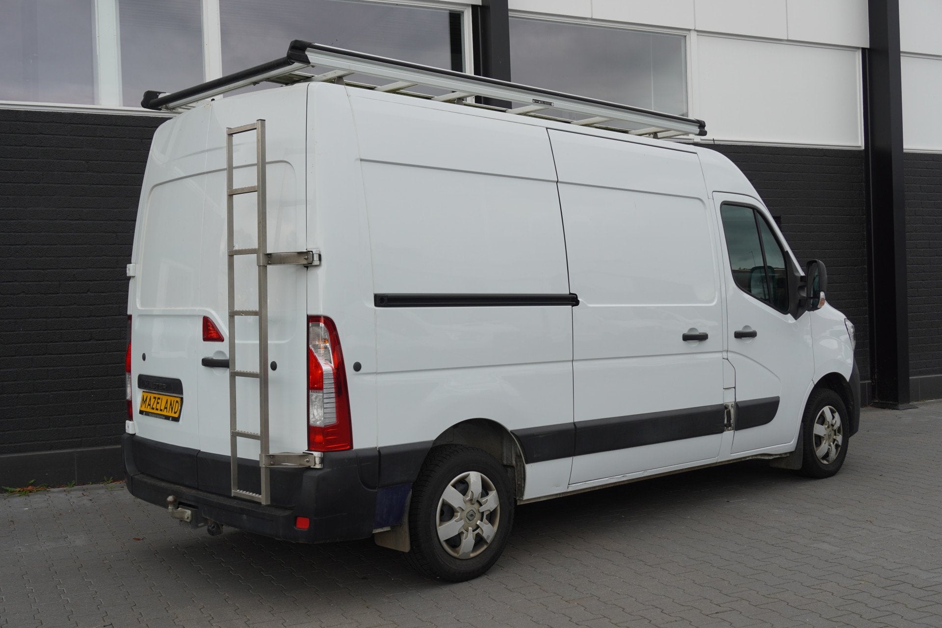 Renault Master 2.3 dCi 135PK L2H2 EURO 6 - Airco - Cruise -, Auto's, Voorwielaandrijving, 135 pk, Gebruikt, Zwart