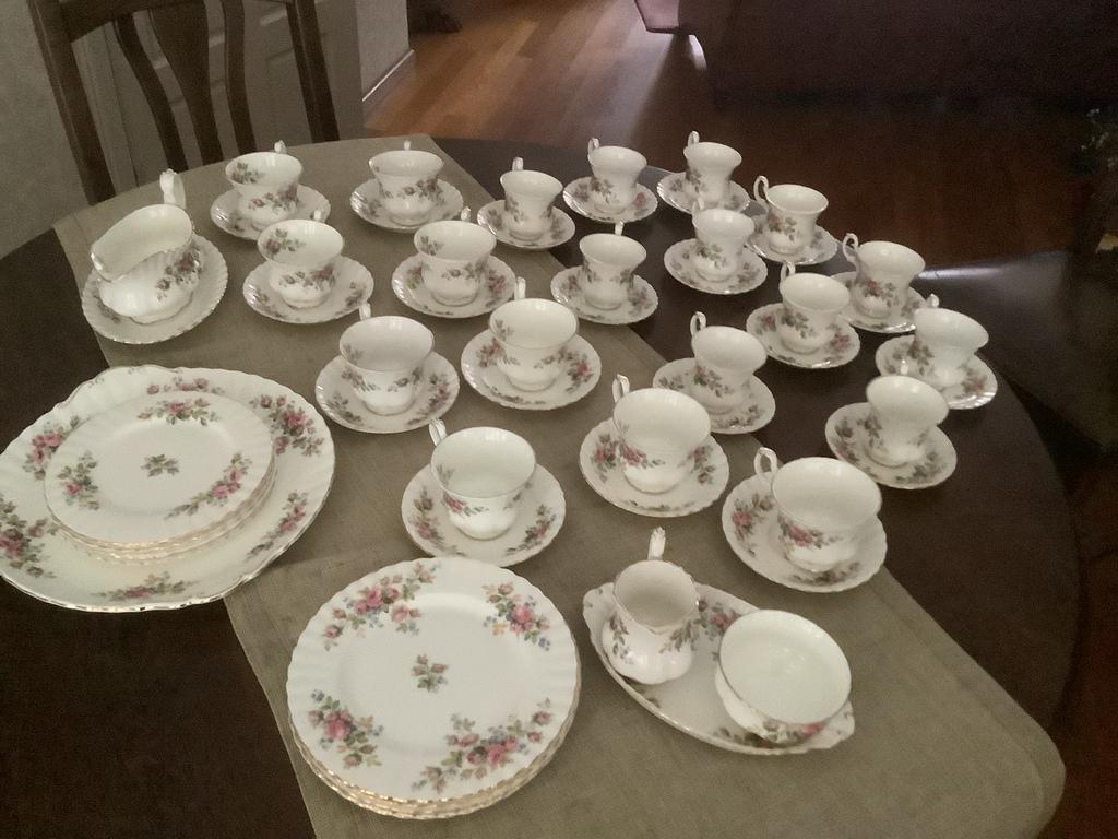 Royal Albert, Antiek en Kunst, Antiek | Servies compleet, Ophalen of Verzenden