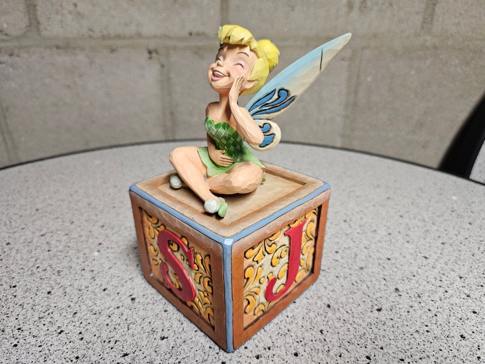 Disney Tinkerbell beeld op letterblok (J, N, S, A) Jim Shore, Ophalen of Verzenden, Peter Pan of Pinokkio, Zo goed als nieuw, Beeldje of Figuurtje