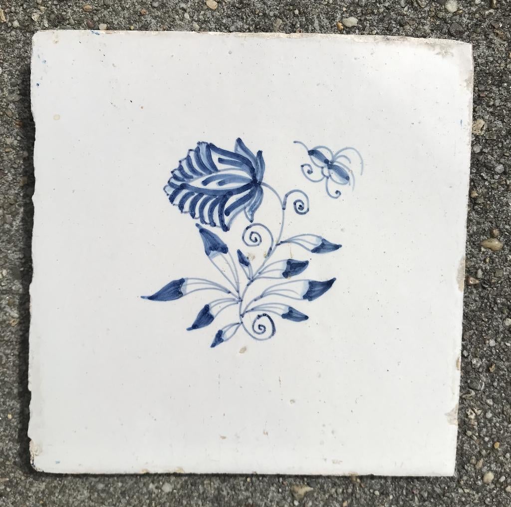 bodemvondst tegel met  bloem en insect, Verzenden