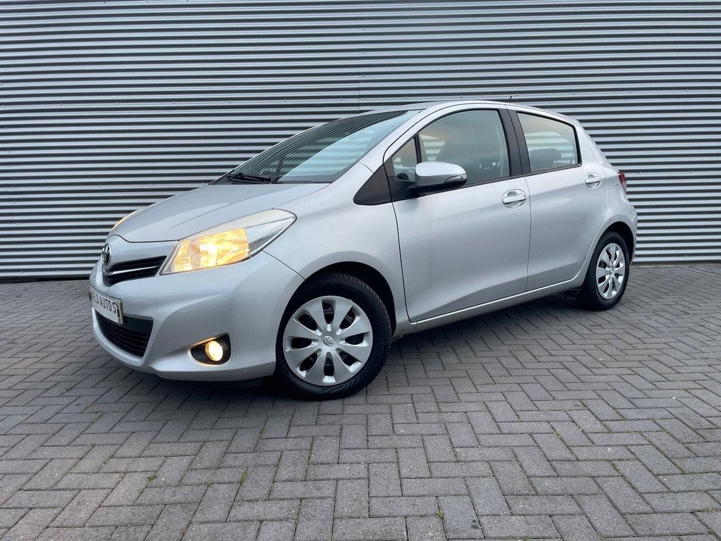 Toyota Yaris 1.0 VVT-i Comfort bouwjaar 2013 ( nw apk ), Stof, Gebruikt, Zwart, Bedrijf
