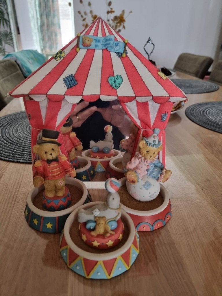 Cherished teddies circus plateau met beertjes, Verzamelen, Beren en Cherished Teddies, Ophalen of Verzenden, Zo goed als nieuw