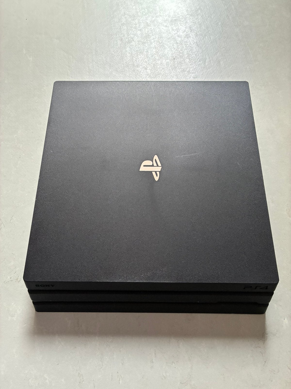 Foto 2 van PS4 + Controller + 5 Games