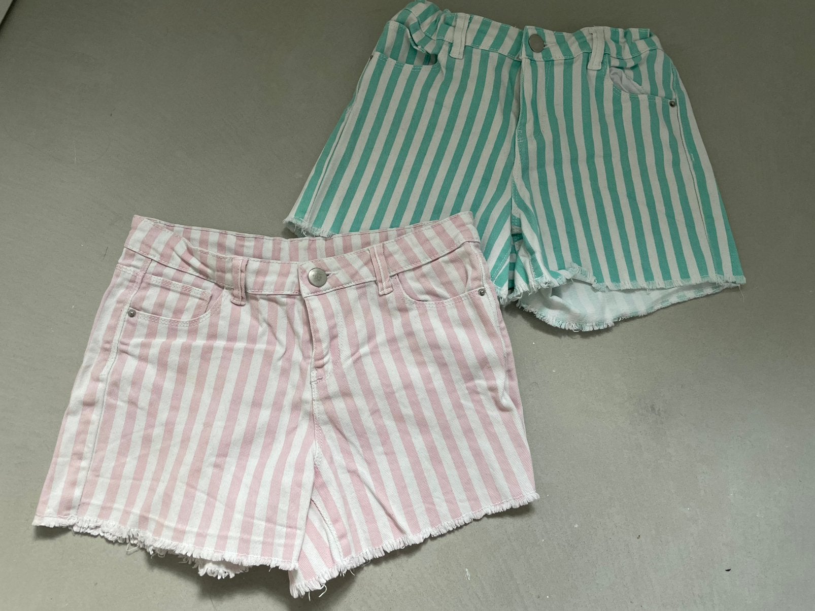Gestreepte korte broek groen roze maat 164, Ophalen of Verzenden, Zo goed als nieuw, Meisje, Broek