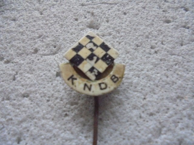 heel oud speldje K.N.D.B. (Kon. Ned. Dambond), Verzenden, Gebruikt, Sport, Speldje of Pin