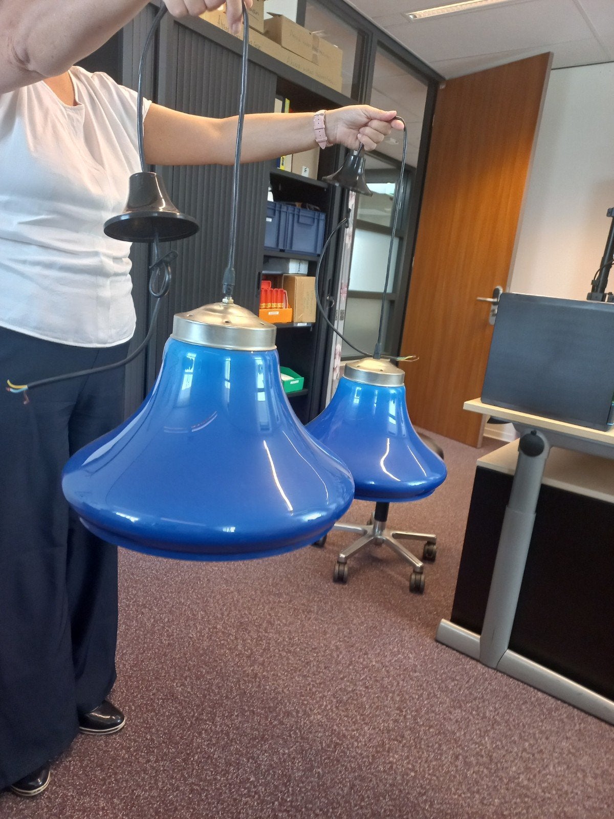 2 hippe blauwe kunststof hanglampen, Ophalen, Kunststof