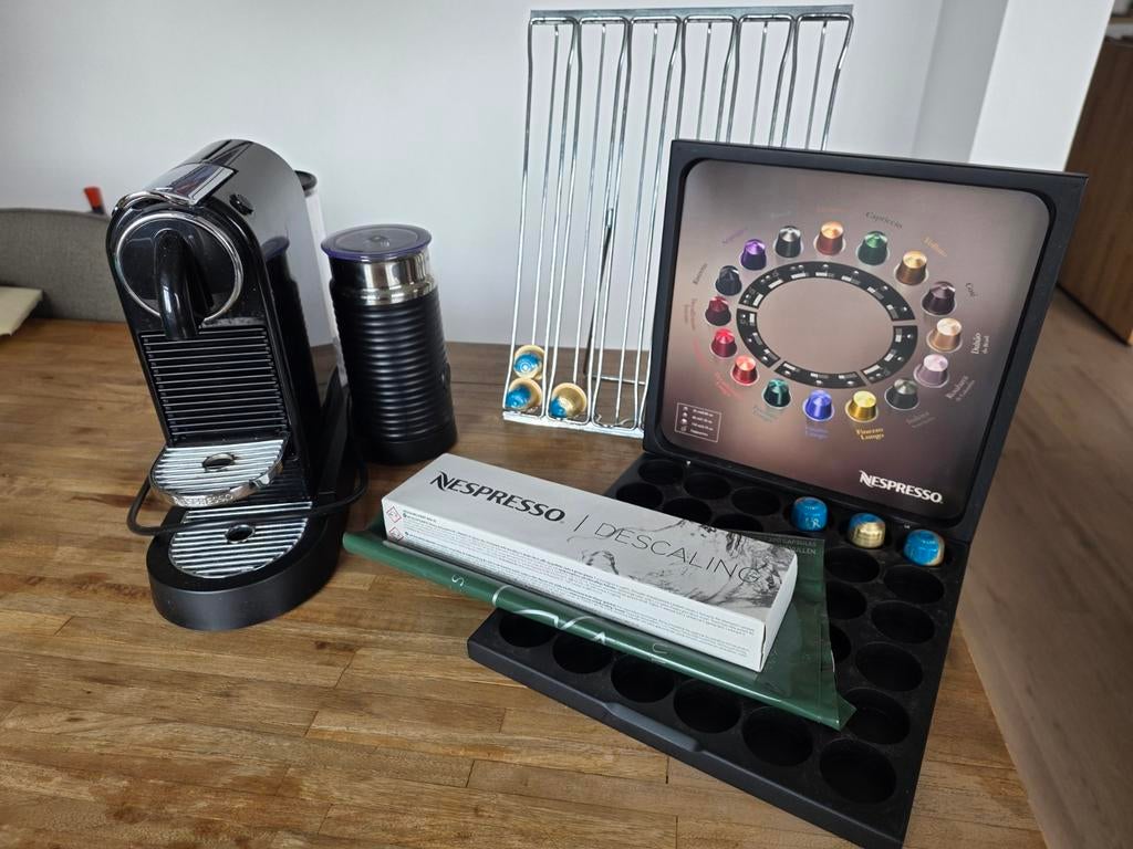 Nespresso koffiezetapparaat + melkschuimer en extra, Witgoed en Apparatuur, Koffiezetapparaten, Gebruikt, Koffiepads en cups, Koffiemachine