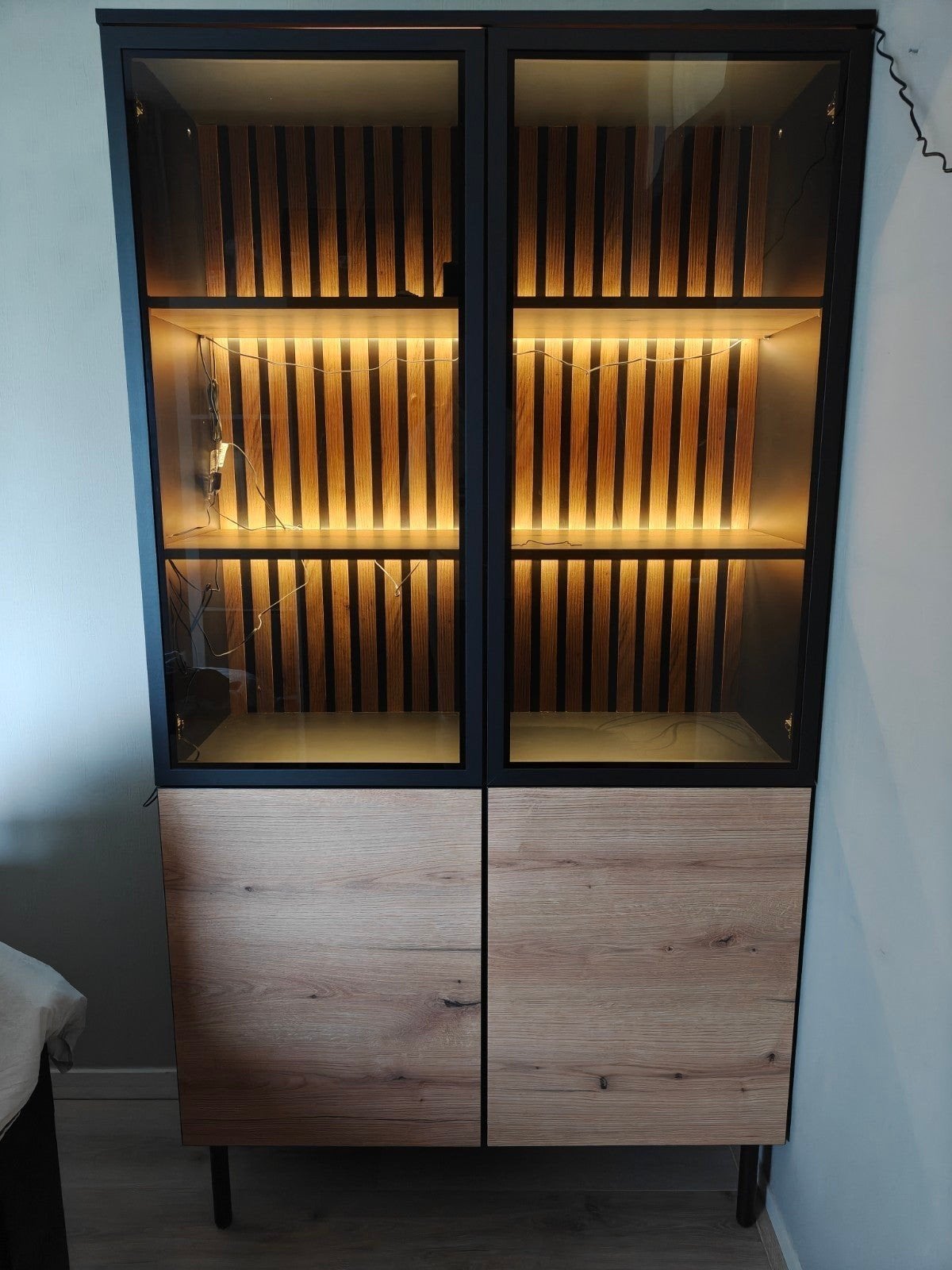 Moderne vitrinekast met verlichting en opbergruimte, Huis en Inrichting, Ophalen, Met deur(en), Modern, Industrieel, Glas