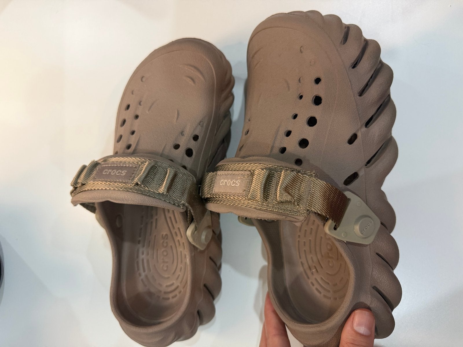 Crocs taupe, Ophalen of Verzenden, Zo goed als nieuw, Bruin, Slippers