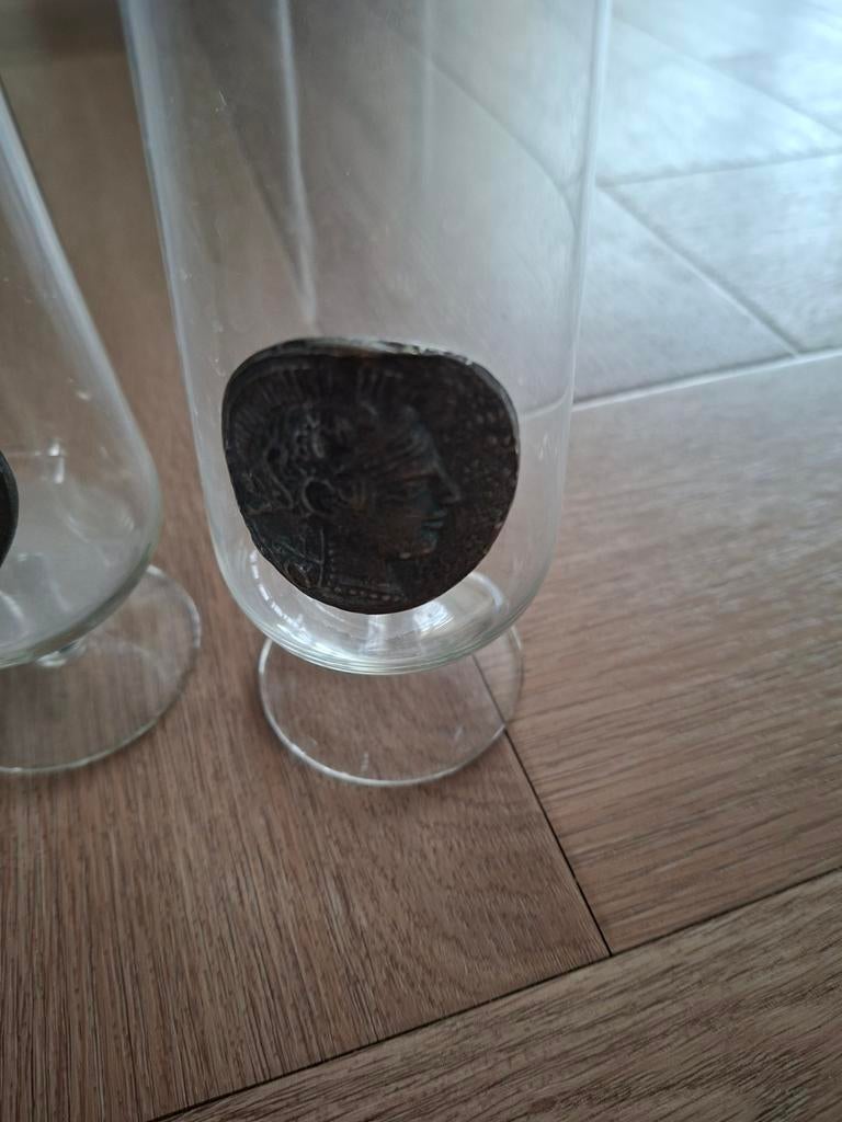 Te koop mooie glazen met munt erop vintage, Ophalen
