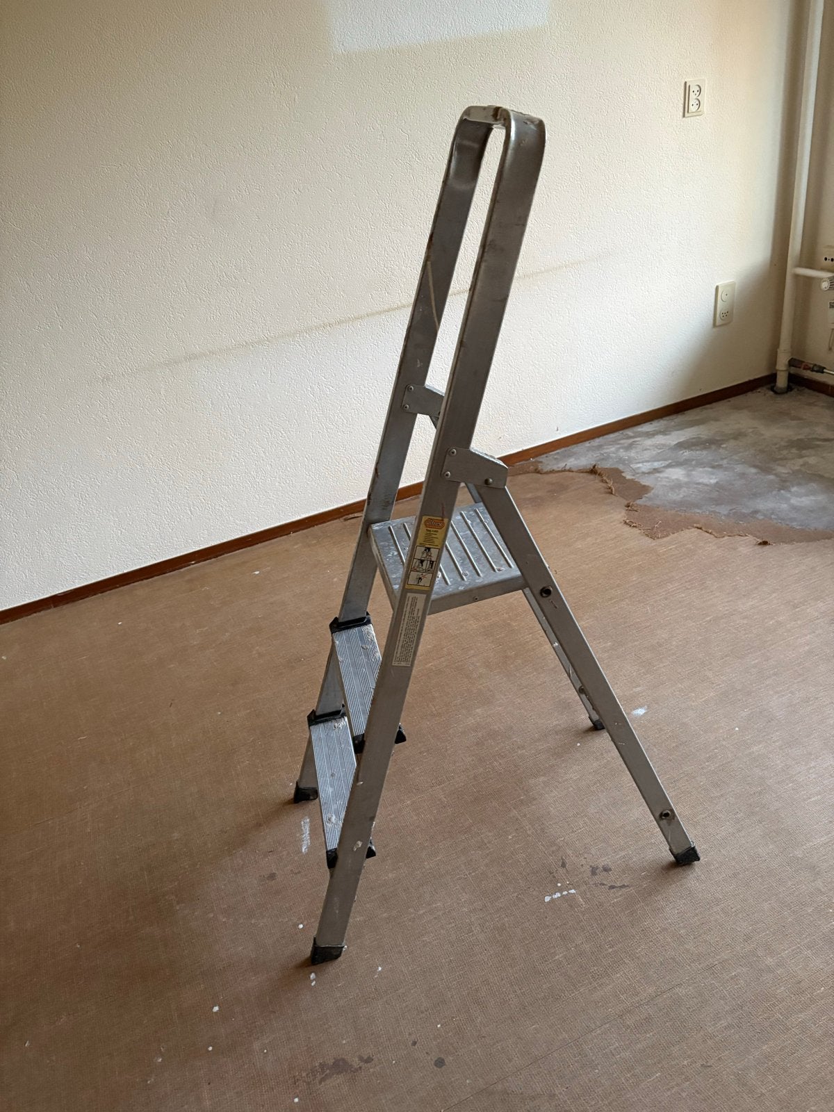 Handige trap voor klusjes in en om het huis drie treetjes, Ophalen, Gebruikt, Trap, Opvouwbaar of Inschuifbaar