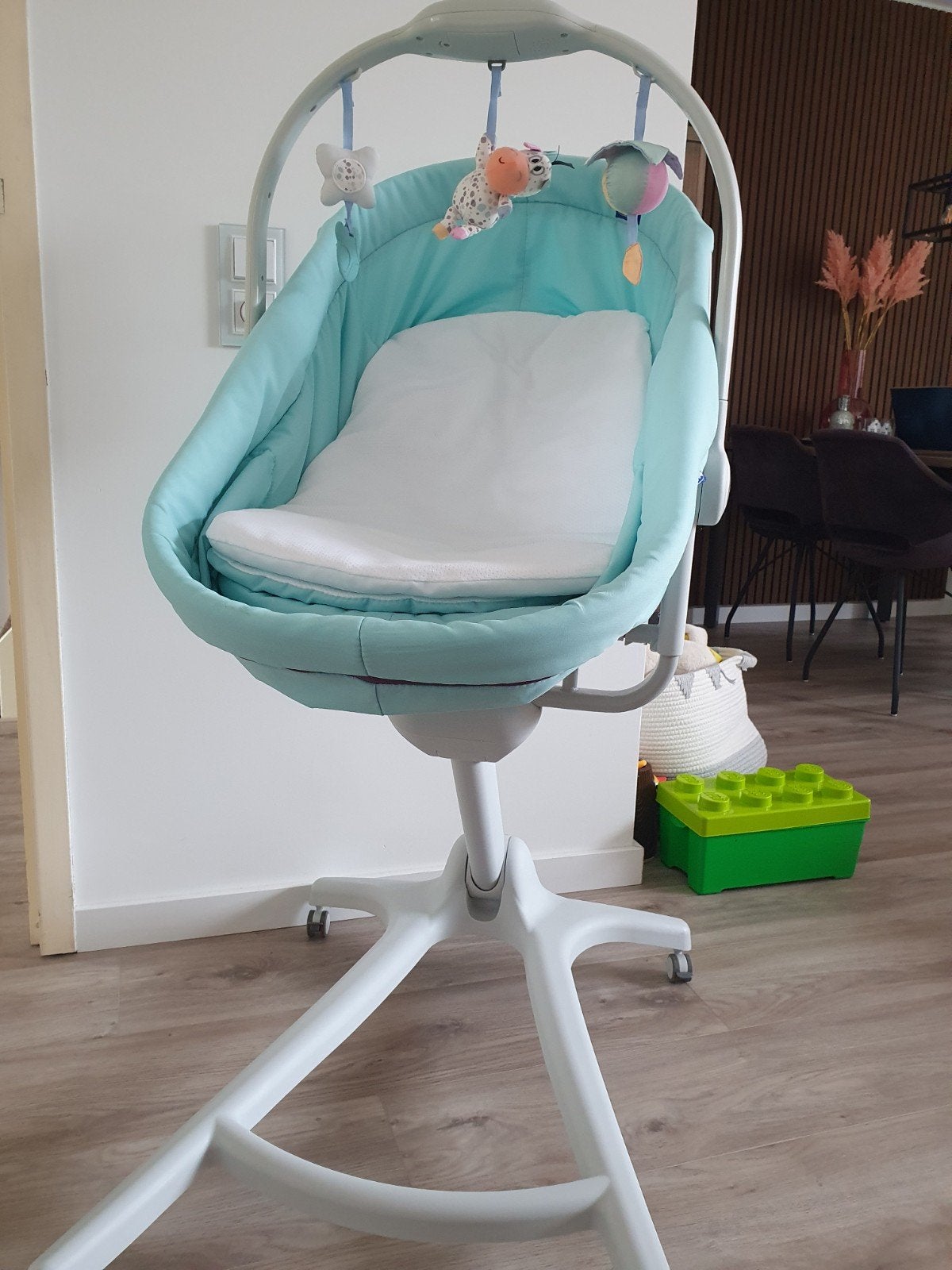 Chicco Baby Hug 4-in-1 Wieg met speelboog en matras, Kinderen en Baby's, Babywiegjes en Ledikanten, Ophalen