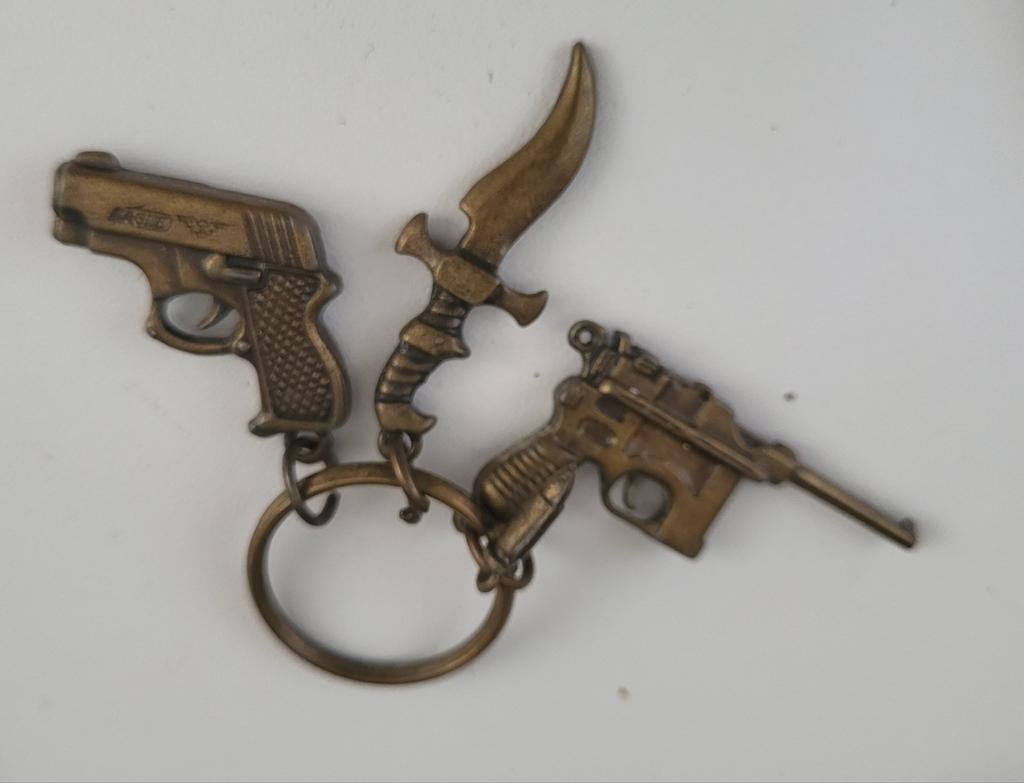 Sleutelhanger met pistool en mes bedels, Ophalen of Verzenden, Nieuw, Overige typen