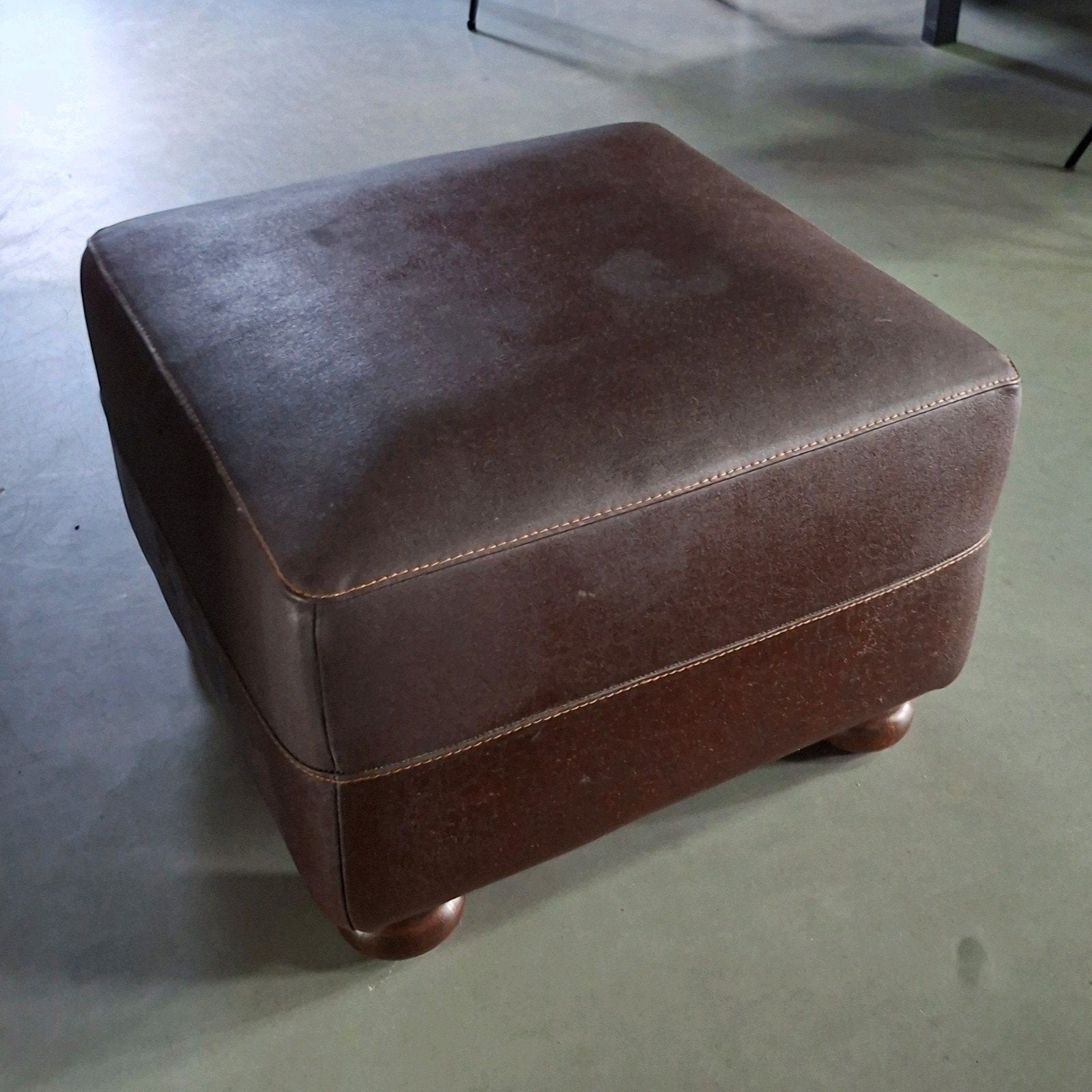 Poef | hocker | 64x64x32 cm | donkerbruin | houten bolpoten, Ophalen, Kunststof, Gebruikt, 50 tot 75 cm
