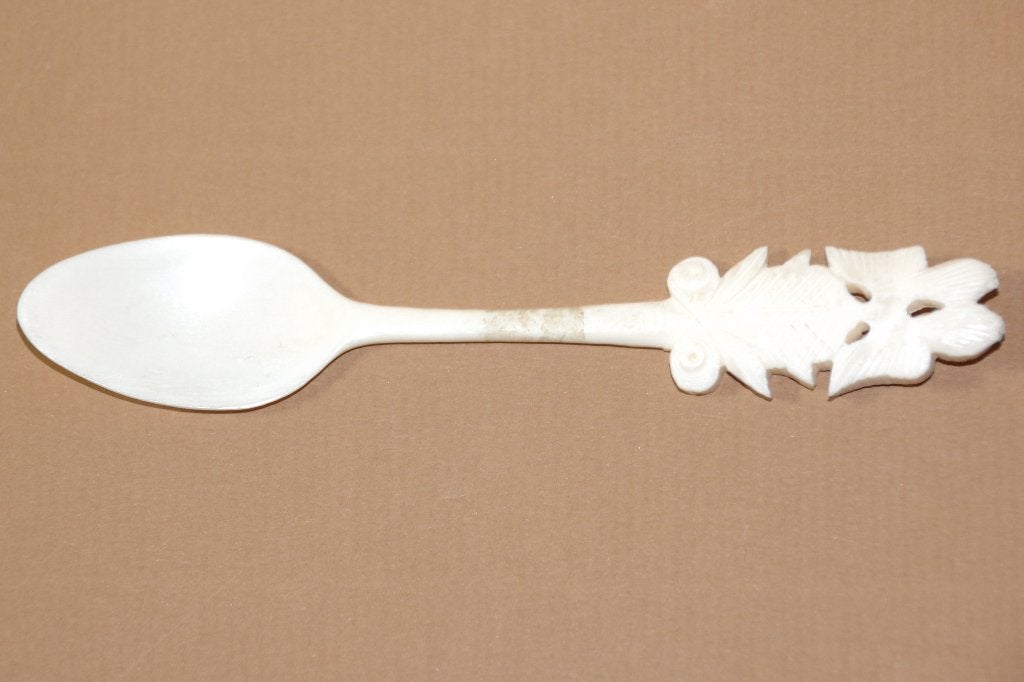 Lepel,  bewerkt, wit materiaal (kunststof of been ?), Ophalen of Verzenden
