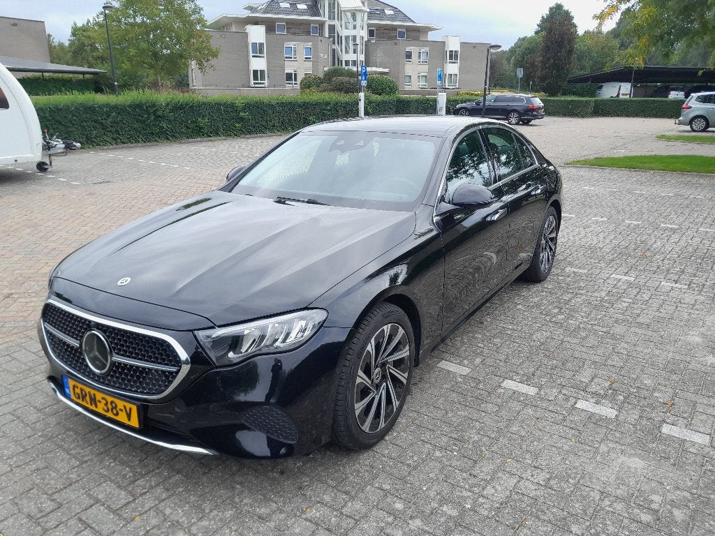 Mercedes E300E 2024 Avant Garde Sedan Zwart Metallic 15K km, Automaat, Dealer onderhouden, Achterwielaandrijving, Euro 6