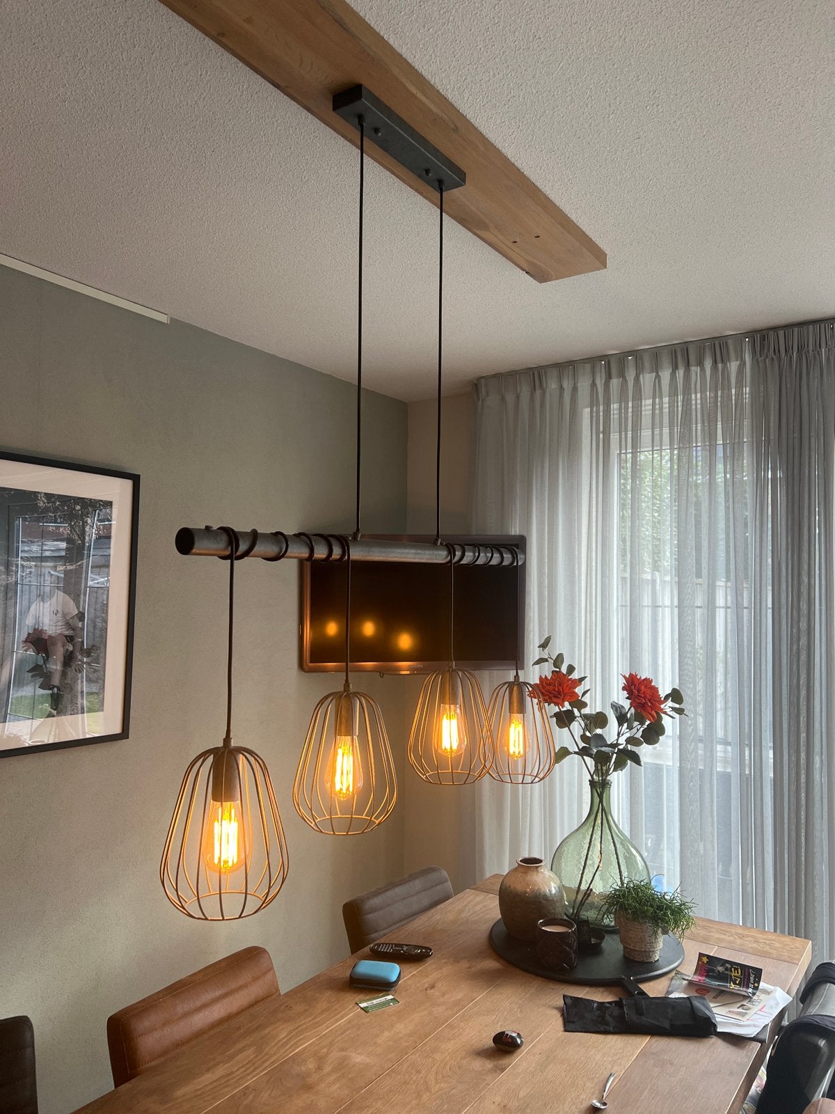 Industriële hanglamp met 4 kooilampen en houten balk, Ophalen of Verzenden, Zo goed als nieuw, Hout, E27 (groot)