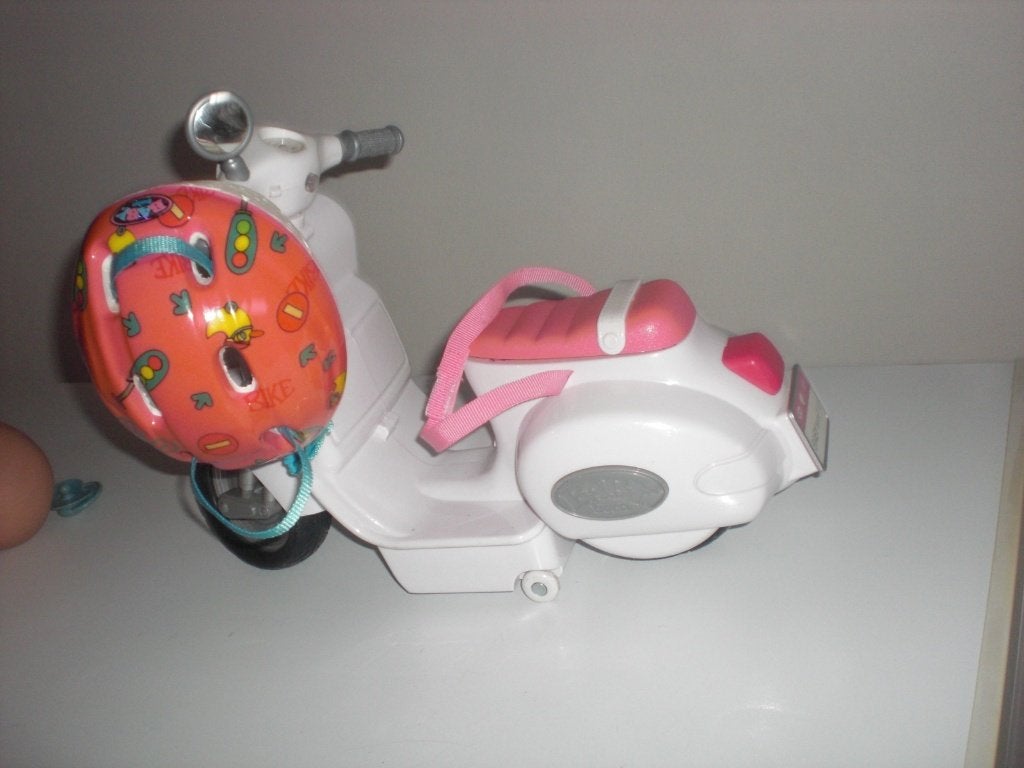 baby born skooter + helm + 2 delig pakje excl pop, Ophalen, Zo goed als nieuw, Babypop